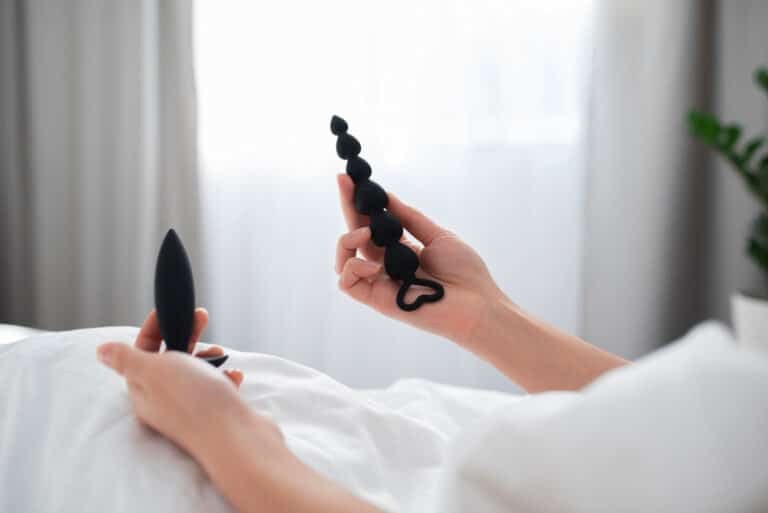 Frau im Bett Anal Plug Sexspielzeug