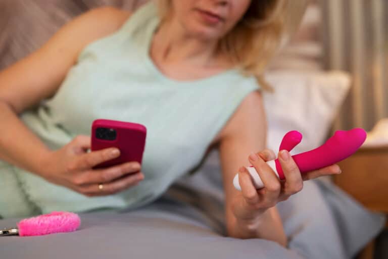 Frau mit ferngesteuertem Sexspielzeug-Vibrator